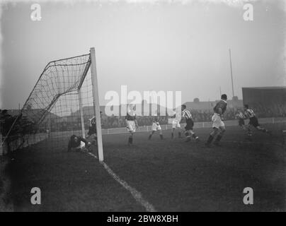 Dartford vs. Peterborough United - FA Cup - Jimmie Meads marque le troisième but de Dartford. - 28/11/36 action dans l'encadré . 1936 Banque D'Images