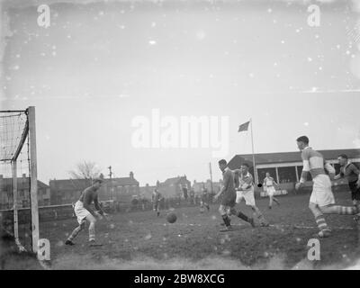 Erith et Belvedere contre Cray Wanderers - Kent League - 10/04/36 un des gardiens de but regarde la balle d'un pied de grévistes . 1936 Banque D'Images