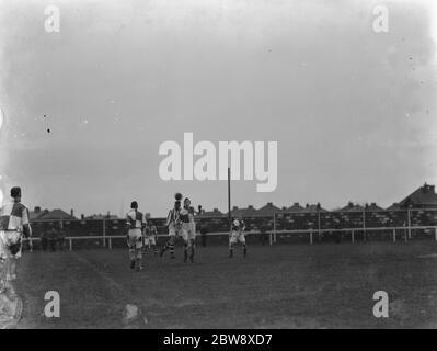 London Paper Mills contre Erith et Belvedere - FA amateur Cup - 07/11/36 joueurs concourent pour le ballon dans les airs . 1937 Banque D'Images