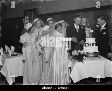 Le mariage de M. A V Hatley et de Mlle R L True . La mariée coupant le gâteau . 1939 Banque D'Images