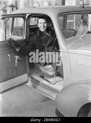 Le célèbre organiste du cinéma , M. Robinson Cleaver , dans le siège d'un véhicule Vauxhall . 10 février 1939 Banque D'Images