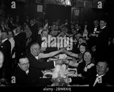 La soirée des dames au club des Rotariens d'Eltham. Poignées de main sur la table . 1938 . Banque D'Images