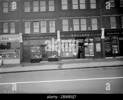 Boutiques le long de la rue haute à Beckenham , Kent 1er mars 1938 Banque D'Images