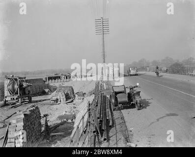 Travaux de construction en cours pour l'élargissement du pont Maidstone sur la rivière Medway à Maidstone , Kent . 1939 Banque D'Images