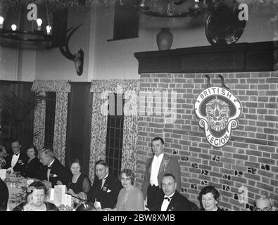 Dîner de la Légion britannique Blackfen et Lamorbey à Londres . Conseiller Mme T G Galbraith . Conseiller Brown et Mme Packham . 1939 Banque D'Images