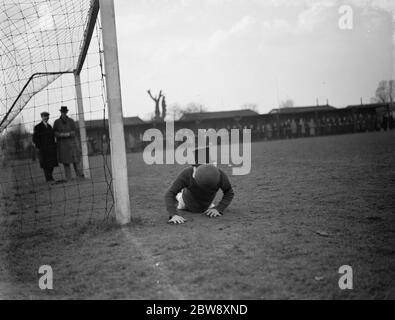 Le club de football de Woolwich Metropolitan police participe à un match de football de nouveauté . 1939 Banque D'Images