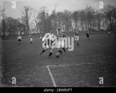 Bexleyheath et Weelling c. Aylesford Paper Mills - demi-finale de la coupe de la Ligue de Kent - 18/03/39 joueurs comete pour le ballon . 18 mars 1939 Banque D'Images