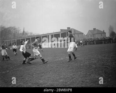 Bexleyheath et Welling c. Aylesford Paper Mills - demi-finale coupe de la Ligue Kent - 18/03/39 action en avant du but . 18 mars 1939 Banque D'Images