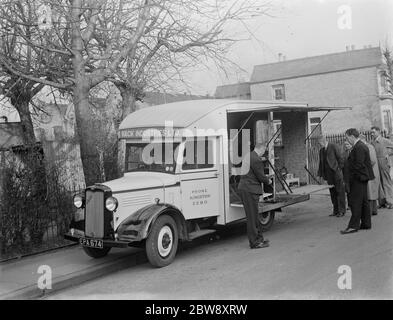 Un camion Bedford appartenant à Vack Industries Ltd de Kingston upon Thames , Londres . Le camion a été converti en salle d'exposition mobile pour son appareil à combustion d'huile. Le côté du camion s'ouvre pour révéler les appareils domestiques . 1937 . Banque D'Images