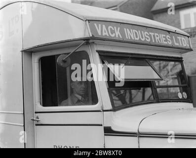 Un camion Bedford appartenant à Vack Industries Ltd de Kingston upon Thames , Londres . Le camion a été converti en salle d'exposition mobile pour son appareil de combustion de l'huile et d'autres appareils domestiques . 1937 . Banque D'Images