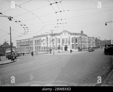 Vue sur les bureaux du Conseil de l'Erith avec les câbles de bus de tramway vus au-dessus du plafond. 7 février 1938 Banque D'Images