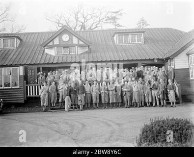 Oxford contre Cambridge, le golf bat à Sidcup . Les joueurs à l'extérieur du pavillon . 1936. Banque D'Images