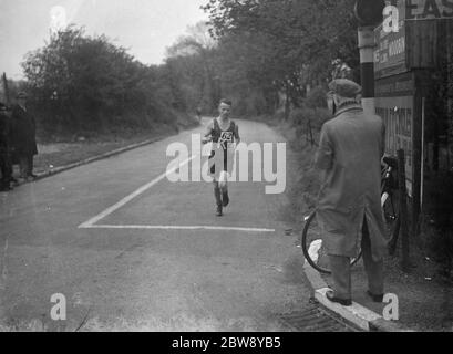 L E Hamilton , en compétition au Kent Marathon , traverse Dartford , Kent . 29 avril 1939 Banque D'Images