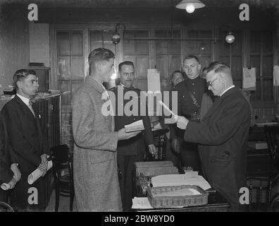 L'unité de l'Armée territoriale de Dartford dans un cadre de forage , à Central Park . Le maire de Dartford recrute une nouvelle recrue , M. A J Spooner . 1939 Banque D'Images