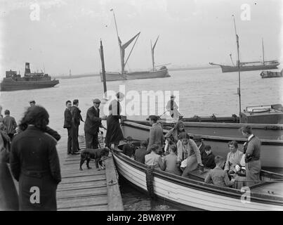 La flotte de la maison sur la Tamise à Greenhithe , Kent . 1937 Banque D'Images