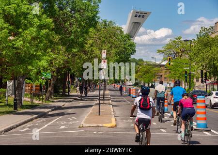 Montréal, CA - 30 mai 2020 : corridor cyclable sur la rue Rachel, dans l'arrondissement Rosemont – la petite-Patrie, pendant la pandémie de Corovanirus Covid-19 Banque D'Images