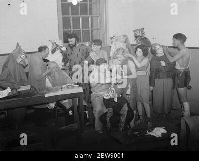 D P R Hunt au Goldsmiths College de Newcross , Londres , préparant un de leurs spectacles . Les artistes sont dans la salle de maquillage et de cheveux. 1939 Banque D'Images