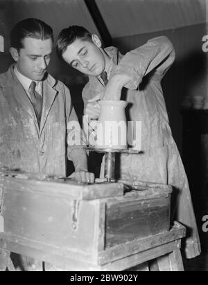 Garçons en poterie à l'école centrale de Bexleyheath , Kent . 1937 Banque D'Images