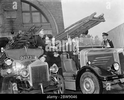 Les nouveaux et anciens moteurs d'incendie de Sidcup côte à côte .. 19 avril 1937 Banque D'Images