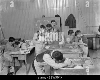 Garçons en poterie à l'école centrale de Bexleyheath , Kent . 1937 Banque D'Images