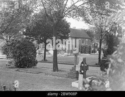 Alfred Stanley Bacon a été tué instantanément lorsque l'avion qu'il volait s'est écrasé dans le cimetière de Bromley Hill près de Catford , Londres . L'aviateur était à bord d'un Broughton - Blayney Brawney ' G-AERF ' , sur un vol de Hanworth à l'aéroport de Ramsgate . La photo montre le site de l'accident . 6 juin 1937 Banque D'Images