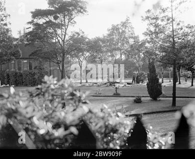 Alfred Stanley Bacon a été tué instantanément lorsque l'avion qu'il volait s'est écrasé dans le cimetière de Bromley Hill près de Catford , Londres . L'aviateur était à bord d'un Broughton - Blayney Brawney ' G-AERF ' , sur un vol de Hanworth à l'aéroport de Ramsgate . La photo montre le site de l'accident . 6 juin 1937 Banque D'Images