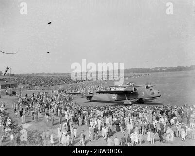 Journée de l'Empire Air à Biggin Hill , Kent . Un avion Bristol de type 138 Bombay sur l'herbe avec une ligne de Hawker Harts suivant . 29 mai 1937 Banque D'Images