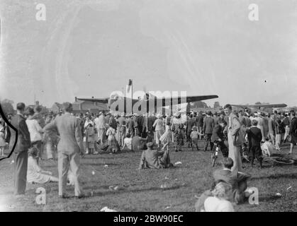 Journée de l'Empire Air à Biggin Hill . La foule se rassemble autour d'une paire d'avions RAF premier plan , Bristol Type 138 fond Bombay fée espadon 29 mai 1937 Banque D'Images