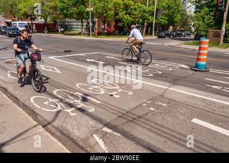 Montréal, CA - 30 mai 2020 : corridor cyclable sur la rue Rachel, dans l'arrondissement Rosemont – la petite-Patrie, pendant la pandémie de Corovanirus Covid-19 Banque D'Images