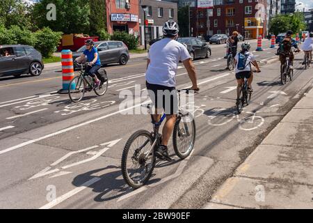 Montréal, CA - 30 mai 2020 : corridor cyclable sur la rue Rachel, dans l'arrondissement Rosemont – la petite-Patrie, pendant la pandémie de Corovanirus Covid-19 Banque D'Images