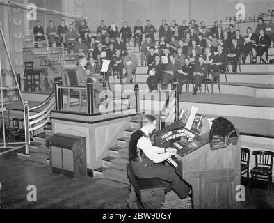 M. Robinson Cleaver , le célèbre organiste du cinéma , dans le studio d'enregistrement . 1939 Banque D'Images