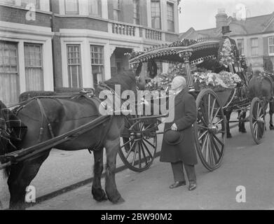 Funérailles d'un Cabman . Le cercueil de M. William Rose en passant par les rues de ither Green , Londres . 7 mars 1939 Banque D'Images