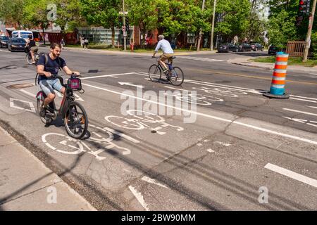 Montréal, CA - 30 mai 2020 : corridor cyclable sur la rue Rachel, dans l'arrondissement Rosemont – la petite-Patrie, pendant la pandémie de Corovanirus Covid-19 Banque D'Images