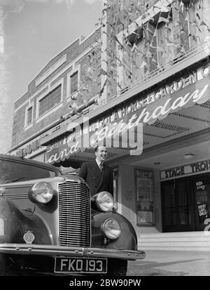 M. Robinson Cleaver , le célèbre organiste du cinéma , se tenait à l'extérieur d'un cinéma . 1939 Banque D'Images