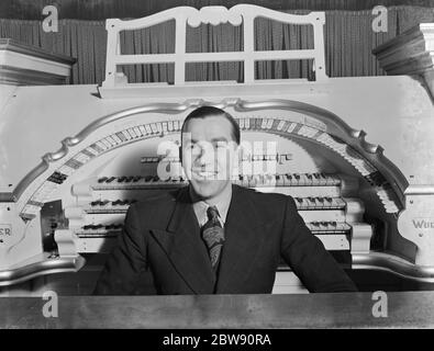 M. Robinson Cleaver , le célèbre organiste du cinéma , posant à son orgue . 1939 Banque D'Images