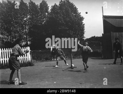 Enfants jouant un jeu de stoolball dans Hartley , Kent . 1937 Banque D'Images