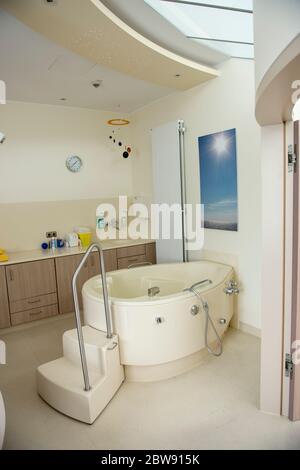 Maternité dans un hôpital avec un bain pour la naissance dans l'eau Banque D'Images