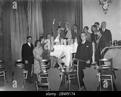 Bryan Michie ( assis au piano ), un grand régimario de show-business , qui s'est spécialisé dans la recherche de jeunes talents qu'il présenterait dans l'un de ses spectacles de variété . Il est ici avec ses ' découvertes ' . 1939 Banque D'Images