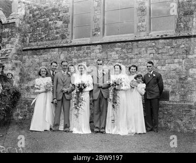 Le double mariage des sœurs du Bois à Mottingham , Kent . Mme Molly Kathleen Wood avec M. Cyril Leonard Andrew et Mme Joyce Margaret Wood avec M. John Oliver Staples . 1939 Banque D'Images