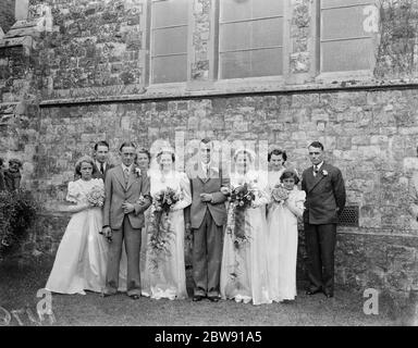 Le double mariage des sœurs du Bois à Mottingham , Kent . Mme Molly Kathleen Wood avec M. Cyril Leonard Andrew et Mme Joyce Margaret Wood avec M. John Oliver Staples . 1939 Banque D'Images