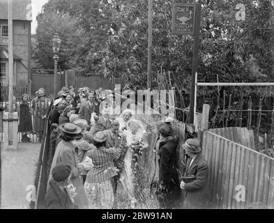 Le double mariage des sœurs du Bois à Mottingham , Kent . Mme Molly Kathleen Wood avec M. Cyril Leonard Andrew et Mme Joyce Margaret Wood avec M. John Oliver Staples . 1939 Banque D'Images