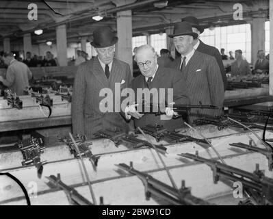 Sir Howard Kingsley Wood , secrétaire d'État à l'Air , visite de l'usine Vickers de Crayford , Kent . Sir Kingsley est équipé d'une mitrailleuse K-GO Vickers à double montage . 1939 Banque D'Images