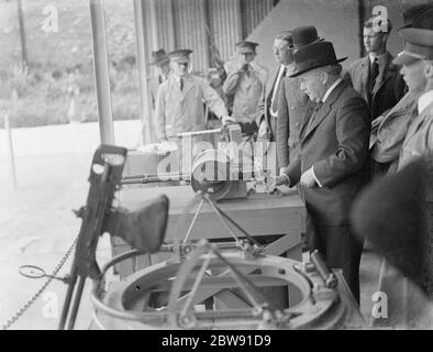 Sir Howard Kingsley Wood , secrétaire d'État à l'Air , visite de l'usine Vickers de Crayford , Kent . Sir Kingsley tient la gâchette de la mitrailleuse à double montage K-GO Vickers . 1939 Banque D'Images