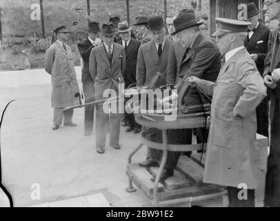 Sir Howard Kingsley Wood , secrétaire d'État à l'Air , visite de l'usine Vickers de Crayford , Kent . Sir Kingsley tient la gâchette de la mitrailleuse à double montage K-GO Vickers . 1939 Banque D'Images