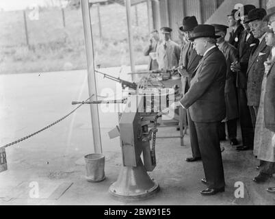 Sir Howard Kingsley Wood , secrétaire d'État à l'Air , visite de l'usine Vickers de Crayford , Kent . Sir Kingsley tient la mitrailleuse montée Vickers . 1939 Banque D'Images