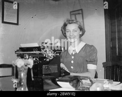 La Reine de Gala de Bexleyheath , Mlle Dorothy Gardner , assise à une machine à écrire . 1939. Banque D'Images