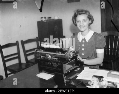 La Reine de Gala de Bexleyheath , Mlle Dorothy Gardner , assise à une machine à écrire . 1939. Banque D'Images