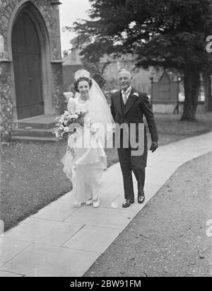 Le mariage de M. Lewis W Jackson et de Mlle D M Allen . La mariée et son père . 1939 Banque D'Images