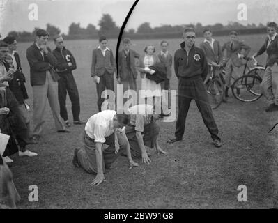 Sydney Wooderson , le grand coureur de fond britannique et détenteur du record du monde du mile , enseigne aux garçons la technique de démarrage de sprint . 1939 Banque D'Images