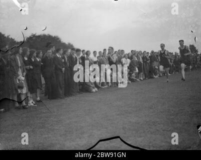 Sydney Wooderson , le grand coureur de fond britannique et détenteur du record du monde du mile , enseigne la technique de course des garçons . 1939 Banque D'Images